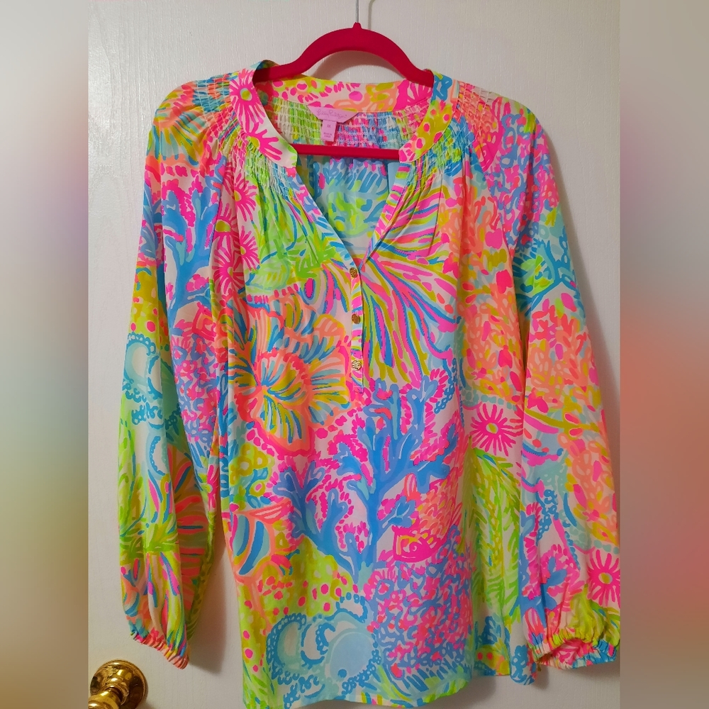 SOLD!!!  SOLD!!!!  GORGEOUS 😍 Lilly Pulitzer Lovers Coral silk top Size med.